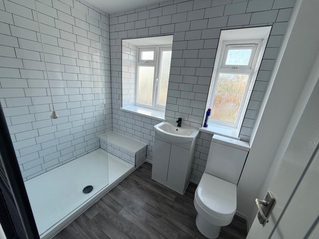 Lot: 158 - HOUSE FOR INVESTMENT - modern shower room